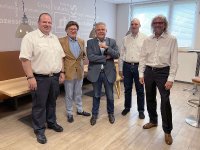 (v.l.n.r.) Taunussteiner Stadtbrandinspektor Martin Zywitza, Erster Stadtrat Peter Lachmuth, Erster Kreisbeigeordneter Klaus-Peter Willsch MdB, tetronik-Sicherheitsbeauftragter Heiko Schmid, tetronik-Geschäftsführer Winfried Geutsch am Taunussteiner tetronik-Firmensitz