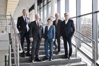 Die Unternehmensleitung der Böllhoff Gruppe ab 1. März 2023: Dr. Cathrin Wesch-Potente (Mitte) mit Dr. Jens Bunte, Dr. Carsten Löffler, Michael W. Böllhoff und Wilhelm A. Böllhoff (v. l. n. r.)