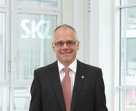 Robert Schmitt, SKZ – Geschäftsführer Bereich Zertifizierung berät persönlich auf der FAKUMA in Halle B2 - 2202
