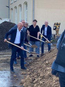 Freude beim Spatenstich zeigten (v.re.n.li.) Bildungsdezernent Dietmar Dieckmann, Bezirksbürgermeisterin Gabriele Spork, Schulleiter Michael Latz, Schulausschuss-Vorsitzende Ernst Steinbach sowie der Projektleiter der Generalplaner Reiser & Partner GmbH, Dirk Godau.
Bild: Hitzler Ingenieure