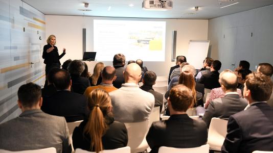 Bei der Kick-Off-Veranstaltung zu den von der Dematic GmbH initiierten „European Customer Days 2018“ stand der intensive Gedankenaustausch über aktuelle Trends und Entwicklungen im Bekleidungshandel im Vordergrund. (Foto: Dematic)