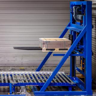 Zwei-Ständer-Vertikalförderer - doppelte und dreifache Anordnung von Paletten - Durch das übereinander stapeln von Fördergütern wird der Platzbedarf erheblich minimiert und die Auslastung der Transportkapazitäten gesteigert.