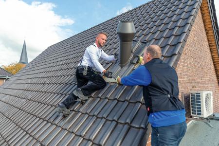 Der Wrasenlüfter von FLECK ist für das Steildach in unterschiedlichen Ausführungen für Dächer mit Dachziegeln oder Dachsteinen, Wellplatte, Schiefer oder Schindel erhältlich.
