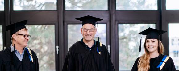 MBA-Fernstudienabsolventen der GSRN / Bildquelle: GSRN