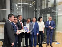 Schlüsselübergabe bei der Einweihung der neuen Dienststelle des bayerischen Landesamts für Gesundheit und Lebensmittelsicherheit (LGL) in den Räumen des generalsanierten, historischen und denkmalgeschützten Kurhausbads Bad Kissingen. Schlüsselübergabe bei der Einweihung der neuen Dienststelle des bayerischen Landesamts für Gesundheit und Lebensmittelsicherheit (LGL) in den Räumen des generalsanierten, historischen und denkmalgeschützten Kurhausbads Bad Kissingen.