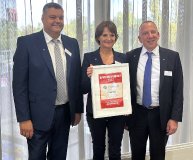 v.l.: Gregor Malajka, Cornelia Graessner-Neiss und Dirk Begemann mit der Sieger-Urkunde