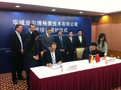 Unterzeichnung des Joint Venture Vertrags in Shanghai durch Zhang Haitao (r.),President der Huayu Automotive Systems Co., Ltd., und Udo Nenning, Vorsitzender der Geschäftsleitung der Pierburg Pump Technology GmbH