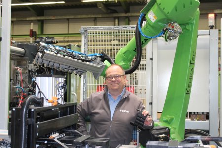 Kräftiges Invest für die Fertigung des Verkaufsschlagers SecuFix: Produktionsleiter Bernd Vinken vor dem hochmodernen Industrieroboter, der als Teil einer neuen technologischen Einheit für mehr Kapazität und Flexibilität bei der Herstellung des starren Wellenverbinders sorgt.
Foto: SELVE