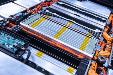 Lithiumbatteriepaket im Motorraum eines Elektroautos / Bild: Sergii Chernov / Shutterstock.com