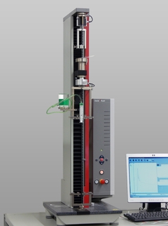 Materialprüfmaschine der zwickiLine mit zwei Arbeitsräumen. Hier können beispielsweise die Durchstechkraft sowie die Kolbenwegkraft gleichzeitig bestimmt werden