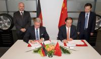 Burkhardt Köller unterzeichnet das MoU zusammen mit Han Bing, stellvertretender Bürgermeister von Hefei
