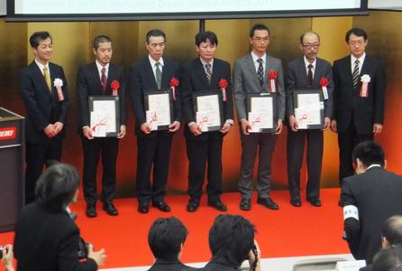 Presenting the award to the winners, Photo: Mori Seiki