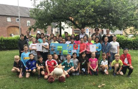 Die Schülerinnen und Schüler der Klassen 4a und 4b der „Brunnenschule“ mit Schulmaskottchen „Emma“. Hintere Reihe v.l.n.r.: Christina Lemmens (Klassenlehrerin 4b), Ingo Jennißen (Marketingreferent lekker), Ruth Dahlmanns (Klassenlehrerin 4a), Julia Kelzenberg (Schul-Sozialpädagogin), Fotonachweis: Robert Mosberg