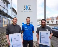 Hartmut Kötting (Wavin GmbH, links) und Benjamin Falge (EJOT Baubefestigungen GmbH, rechts) freuen sich mit Andreas Büttner (Gruppenleiter Bildung Materialien, Compoundieren, Extrudieren am SKZ) über die bestandene Abschlussprüfung zum Kunststoff-Materialexperten. (Foto: SKZ)