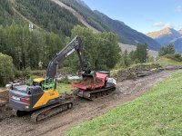 Mitten in der Sperrzone, wo andere Maschinen längst aufgeben müssen, leistet der PowerBully einen entscheidenden Beitrag zum Wiederaufbau, wie hier nach der Räumung eines Erdrutsches im Dorf Blatten (Schweiz).