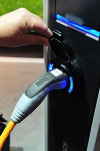 Aufladen statt nachtanken: Bals bietet ein weiter wachsendes Spezialsortiment rund um die Elektromobilität an, unter anderem die bewährte Typ 2-Kupplung für europäische Fahrzeugmodelle