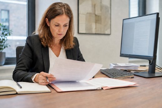 Anwältin beim  Arbeiten_KI-Bild.jpg