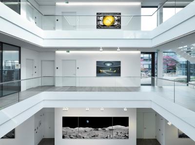 Blicke in die Ausstellungsinstallation „Beyond the horizon“ in der WITTENSTEIN Innovationsfabrik (Bildquelle: Michael Najjar)