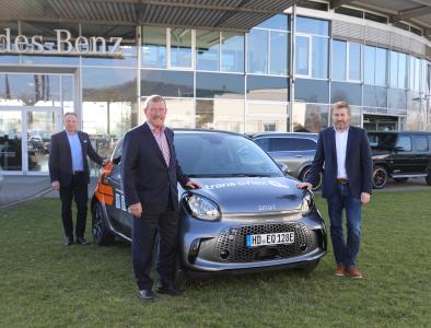 Das Pilgerhaus ist künftig umweltfreundlich unterwegs: Der Expressdienst trans-o-flex und die AUTOWELT.EBERT spendeten dafür einen Elektro-smart inklusive Ladesäule. V.l.n.r. Bernd Baldus, Geschäftsführer der Autowelt.Ebert, trans-o-flex-CEO Wolfgang P. Albeck und Pilgerhaus-Vorstand Uwe Gerbich-Demmer