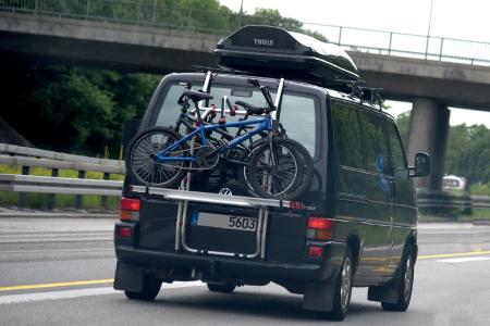 Wenn selbst der Bus zu klein ist: Dachboxen schaffen zusätzlich Stauraum