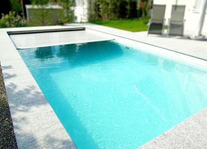 Die hochwertigen Pool-Abdeckungen von WaterBeck lassen sich ganz leicht nachrüsten