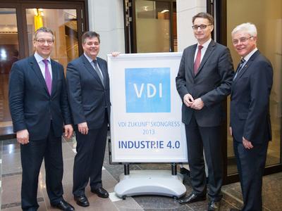 Über die industrielle Revolution diskutierten (v.l.) Dieter Wegener, Willi Fuchs, Kurt Bettenhausen und Detlef Zühlke auf dem VDI-Zukunftskongress "Industrie 4.0 / Bild: VDI Wissensforum
