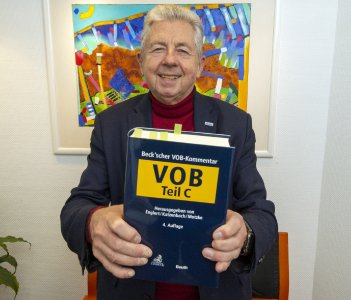 Hans-Jürgen Schneider, Geschäftsführer von elektroplan schneider in Stadtallendorf hat den Beck’schen Kommentar zur VOB ATV DIN 18382 erstellt.