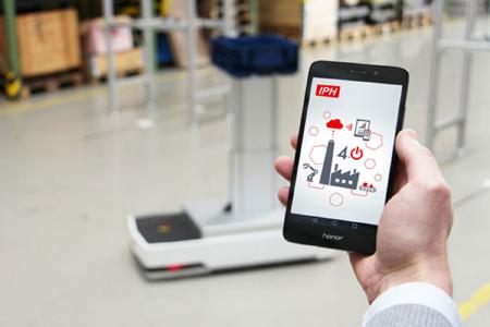 Per Tablet oder Smartphone Maschinen steuern: Die Digitalisierung ist in der Produktion angekommen und erleichtert den Arbeitsalltag. (Quelle: IPH)