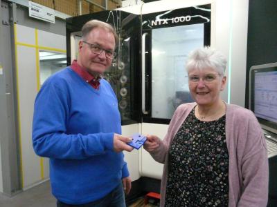 Christian Galla, verantwortlich für die Prozessplanung von Doceram, und Ulrike Rißmann, verantwortlich für SolidWorks, PDM, Composer und DriveWorks, in der Produktion des Unternehmens / Bild: DPS