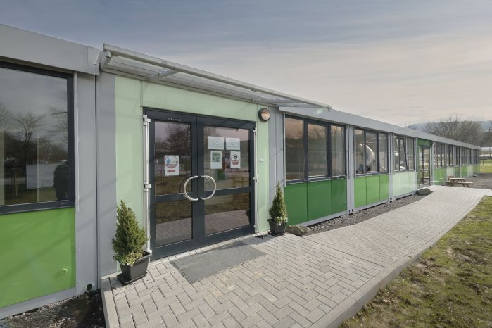 Kita-Gebäude mit farbiger Fassade.jpg