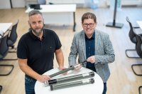 Durchgängiges Programm: SELVE bietet seine Antriebe in drei Baureihen an, wie Geschäftsführer Andreas Böck (re.) und Produktmanager Tino Braumann (li.) zeigen. Die verschiedenen Antriebstypen sind in vier Versionen – leitungsgebunden, als Funk- und SMI-Variante sowie in einer Kurzversion – erhältlich. Sie werden je Typ stets identisch eingestellt.