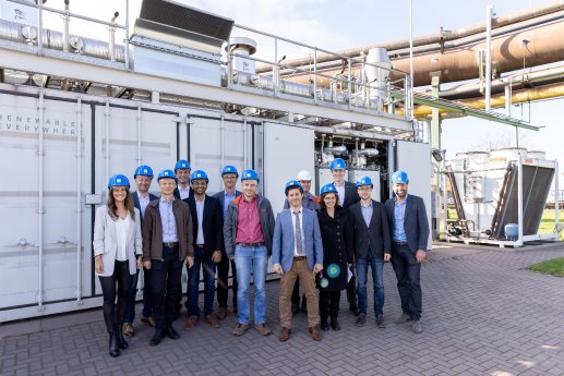 GrInHy2.0 Projekt Team vor dem  Sunfire Hoch-Temperatur Electrolyseur in Salzgitter (Copyright S.jpg