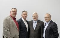 Die Vorsitzenden der Vertreterversammlung Konrad Steininger (3.v.l.) und Ewald Löken (2.v.l.) und die Vorsitzenden des Vorstandes Professort Dr. Eckhard Kreßel (ganz rechts) und Bernhard Wagner (ganz links). Die Vorsitzenden der Vertreterversammlung Konrad Steininger (3.v.l.) und Ewald Löken (2.v.l.) und die Vorsitzenden des Vorstandes Professort Dr. Eckhard Kreßel (ganz rechts) und Bernhard Wagner (ganz links).