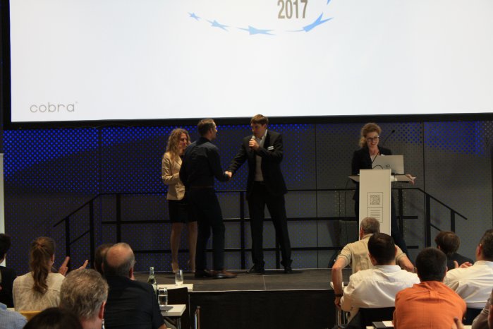Florian Ramsperger von der Brehmer Software GmbH wird mit dem CRM Award ausgezeichnet.JPG