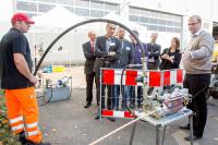  Frank Schwill von der Firma Rhön-Montage Fernmeldebau GmbH zeigt im Rahmen des Breitband-Infrastrukturtages bei Lapp, wie die HITRONIC® Glasfaserkabel eingeblasen werden