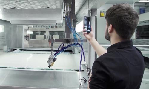 Using augmented reality, the service technician virtually intervenes in the room that he and the plant operator are currently looking at. By means of pointers or the display of symbols, he gives the operator concrete instructions for action, Photo: Copyright Venjakob