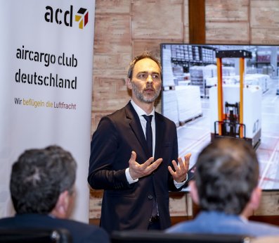 Mag. Michael Zach Flughafen Wien 1.jpg