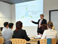 Prof. Dr. Thomas Mühlencoert in einer Vorlesung am RheinAhrCampus
