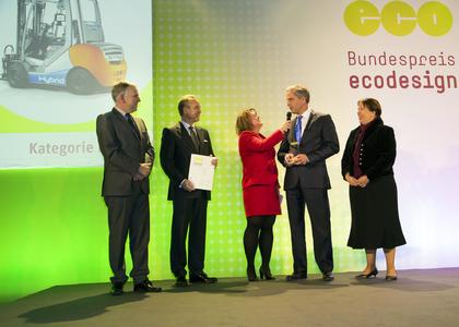Bert-Jan Knoef, Vorsitzender der STILL Geschäftsführung, und Matthias Klug, Leiter der internationalen Unternehmenskommunikation von STILL, nahmen voller Stolz den Bundespreis Ecodesign für den RX 70 Hybrid entgegen; Im Bild: Jochen Flasbarth, Präsident des Umweltamtes, Matthias Klug, Leiter der internationalen Unternehmenskommunikation von STILL, Anja Goerz, Moderatorin von radioeins, Bert-Jan Knoef, Vorsitzender der STILL Geschäftsführung, Ursula Heinen-Esser, parlamentarische Staatssekretärin des BMU (v.l.n.r.), , Foto: STILL GmbH
