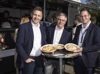 Die Laudert-Geschäftsleitung feiert 500 Mitarbeiter: v.l. Prokurist Sven Henkel, Geschäftsführer Jörg Reger, Prokurist Holger Berthues