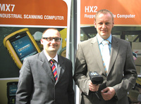 Tobias Laxa (Marketingleiter CIM GmbH) und Florian Hopen (Channel Manager LXE GmbH) besiegeln die strategische Partnerschaft beider Unternehmen (v.l.n.r.)