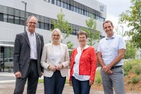 Frau Natalie Pawlik, Mitglied des Deutschen Bundestags besucht die Modellfabrik und das Trainings-Zentrum Qualitätswesen des Kunststoff-Zentrums SKZ. Prof. Dr. Martin Bastian (SKZ-Vorstandsvorsitzender), Natalie Pawlik Mitglied des Deuschen Bundestags, Dr. Benedikte Hatz (Leitung Innovation und Technologietransfer SKZ, Bildung und Forschung), Dr. Benjamin Baudrit (stv. Geschäftsführer SKZ, Bildung und Forschung) (v.l.n.r) (Foto: Luca Hoffmannbeck, SKZ)