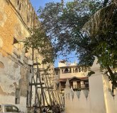 Das Bild zeigt Gebäude in Stone Town. Viele von ihnen, wie das Haus links auf dem Foto, sind renovierungsbedürftig. Copyright: Meike Mossig