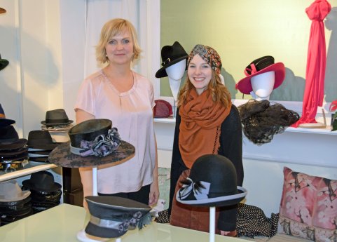 maline_Chefin_Kristin_Müller_und Gesellin mit Prüfungsstücken.jpg