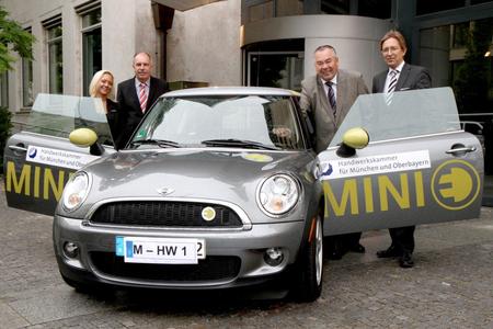 Peter Krams (rechts) übergab den E-Mini an Handwerkskammerpräsident Heinrich Traublinger, MdL a. D. (2.v.r.) und stv. Hauptgeschäftsführer Gerhard Ketzler (2.v.l.). Links im Bild: Marissa Tratnik, Leiterin Fuhrpark Mini, BMW Group, Foto: Schuhmann