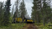 Foto 1: Aufstellung der Diamantbohranlage ST2607 am Prospektionsgebiet Stavaträsk in Nordschweden.