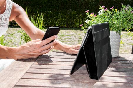 Smartphone und Tablet im Sommer