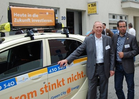 Bürgermeister Hep Monatzeder und Martin Betzold von Green City Energy mit dem Elektro-Taxi.jpg