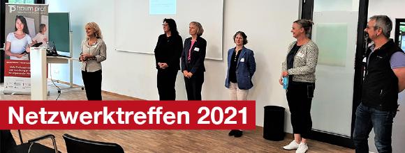 TraumProf-Projektpartner*innen, von links nach rechts: Prof. Sissi Closs (HKA), Prof. Dr. Angelika Hirsch (HS Mannheim), Prof. Dr. Kerstin Schaper-Lang (HTWG Konstanz), Margit Wirth-Vogt (HfWU Nürtingen-Geislingen), Prof. Dr. Katrin Hassenstein (HdM Stuttgart), Prof. Dr. Frank Brodbeck (HS Rottenburg)