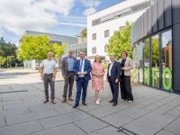 Offizieller Antrittsbesuch an der Technischen Hochschule Mittelhessen: Hessens Wissenschaftsminister Timon Gremmels (3.v.l.) besichtigt den Campus in Gießen, geführt von Präsident Prof. Dr. Matthias Willems (2.v.re.) sowie den Vize-Präsidenten Prof. Dr. Jochen Frey (l.) und Prof. Dirk Metzger (2.v.l.), mit der SPD-Landtagsabgeordneten Nina Heidt-Sommer (3.v.r.) und Dr. Kerstin Schulmeyer-Ahl, Leiterin des Referats Lehre und Studium im HMWK.